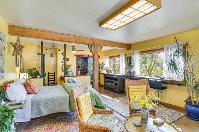 Walk to Dtwn Livingston: Studio w/ Mtn Views!