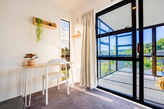 Sunny Stunner by the Sea Browns Bay Escape
