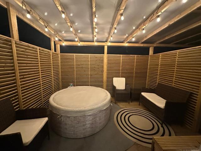 Lovely 3 bed with jacuzzi, close to airport, driveway, wifi