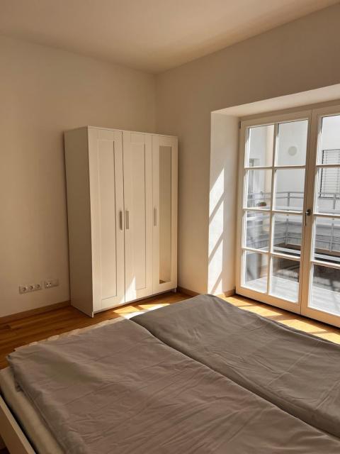 Iconic Central Historic 3BR - Balcony, WIFI & Netflix