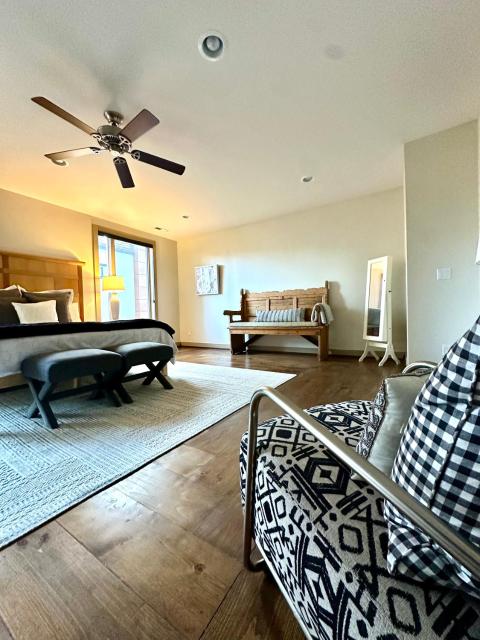 Luxe 4 bed 5 bath with Parking Walk to Capitol, Convention Center, museums and shops