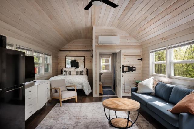 Tiny Cabin w Fire Pit Game Room and Dog Friendly