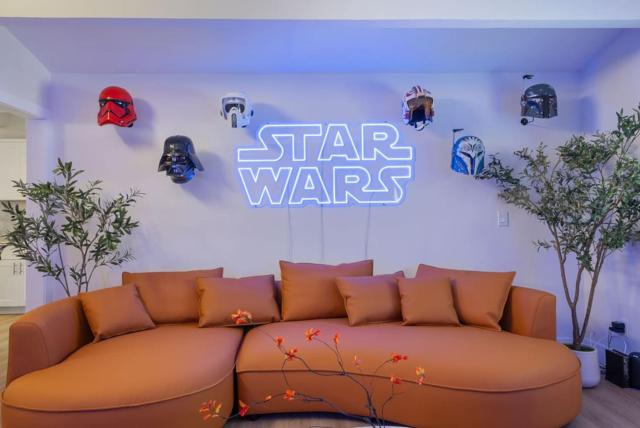 Lightsaber Lounge-Hot Tub-Billiards-10mnstoDisney