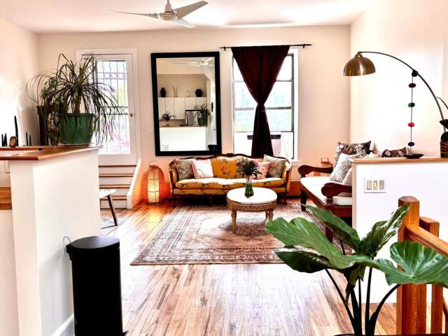 private spacious apartment with 2 bedrooms 2 bathroomss and a deck