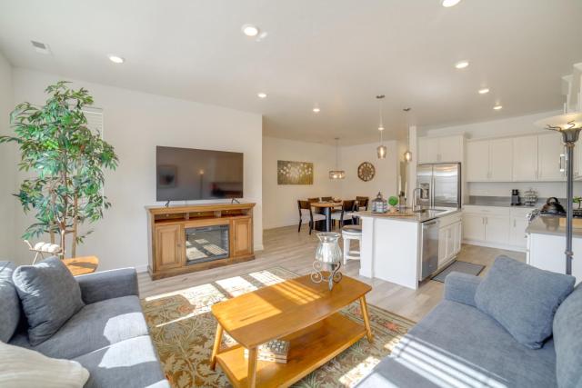 Patio, Park & Peace: 'Skyview Landing' in Eagle!