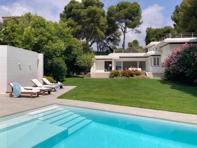 Villa con piscina delante del mar