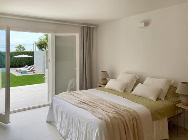 Villa con piscina delante del mar