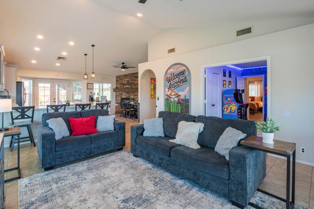 4BR - Arcades, Putting Green, Fire Pit, Themed Rooms