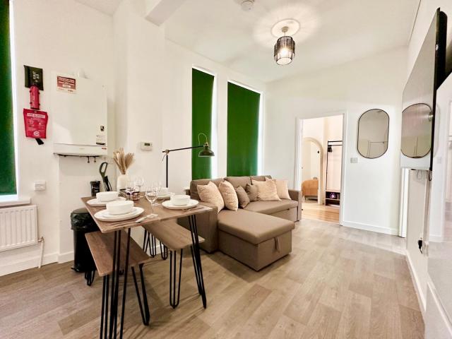 Chic & Modern 2BR Apartment - Luxury Manchester Retreat