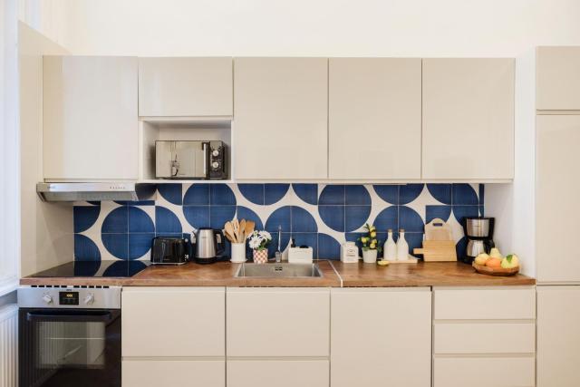 Spacious 5BR by Opera, Liszt Ferenc & City Centre