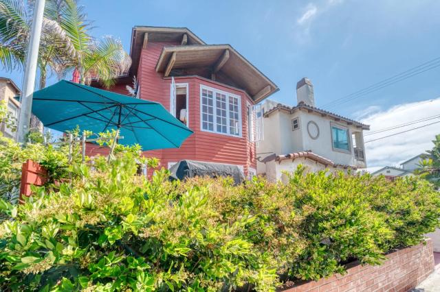 30 secs to Beach, Ocean-view patio, Roof Deck