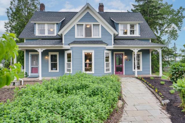 2 Mi to Chardon Square: Family Farmhouse Escape