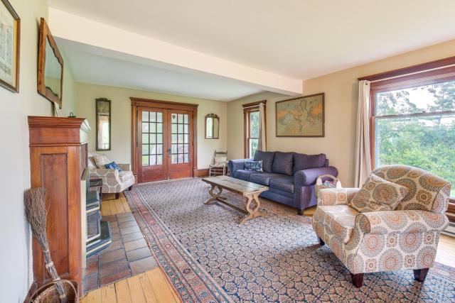 2 Mi to Chardon Square: Family Farmhouse Escape