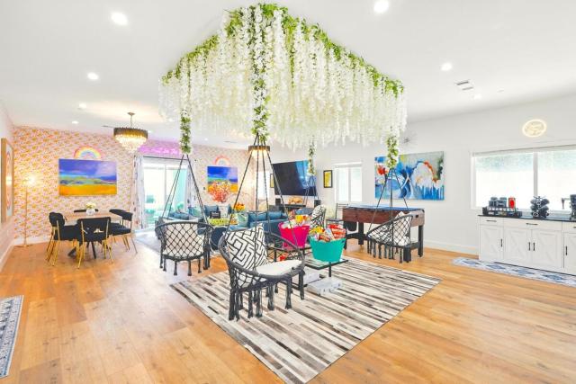 G - Luxe NoHo Oasis 15m to Universal - FIFA World Cup SoFi - Large Backyard - Games - Parking