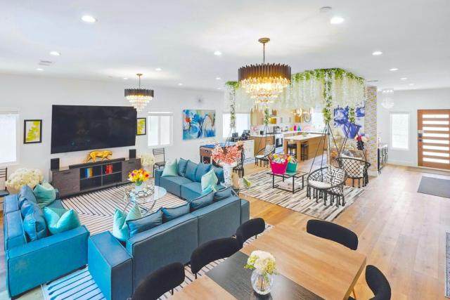 G - Luxe NoHo Oasis 15m to Universal - FIFA World Cup SoFi - Large Backyard - Games - Parking