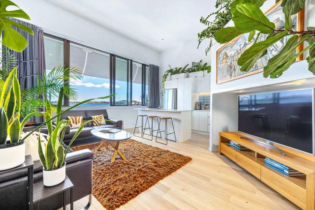Waterfront Loft at Quay, Walk to Ferry & Train