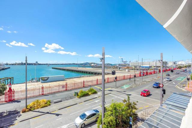 Waterfront Loft at Quay, Walk to Ferry & Train