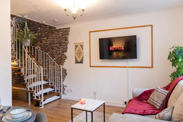 1 Bed House- Free Parking- New Cross Hospital By Lush Properties