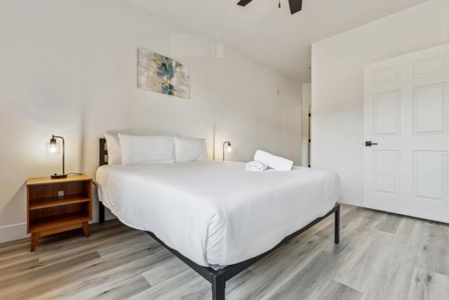 CozySuites Glendale - Westgate with pool 09