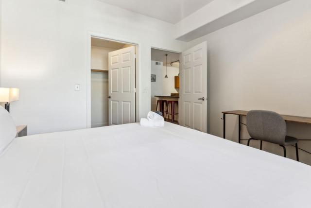 CozySuites Glendale - Westgate with pool 12