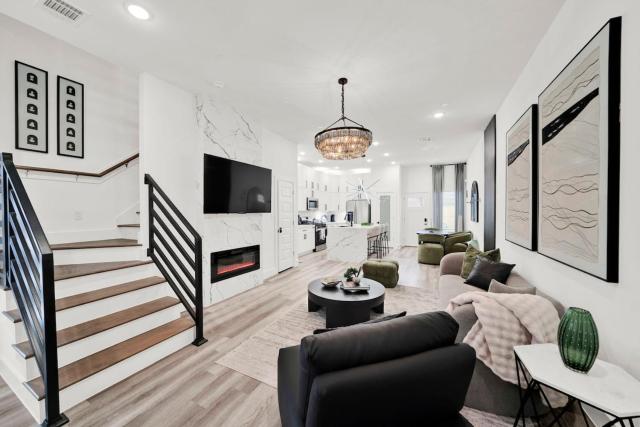 NRG Black Lounge Townhome Close to all Stadiums downtown & City Life