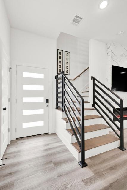 NRG Black Lounge Townhome Close to all Stadiums downtown & City Life