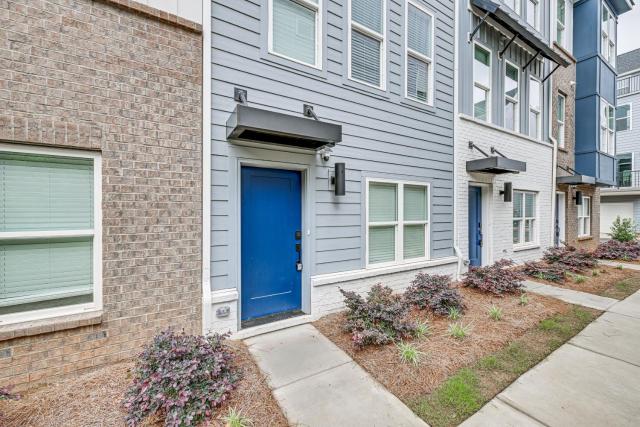 Walk to Music Factory: Townhome w/ Rooftop Deck!