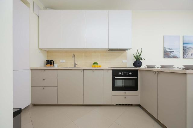 Bright Apartment with Parking In the Center of Warsaw by Noclegi Renters