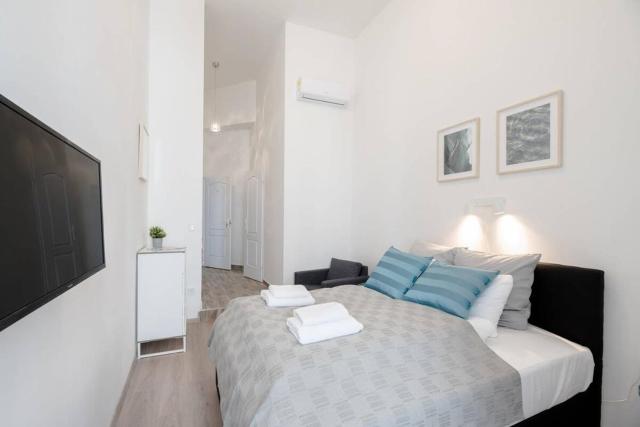 Modern studio with AirCon and balcony in the center