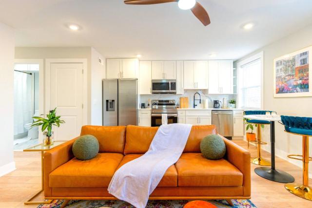 Elegant Urban Escape - 2 Bedrooms, 1 king Bed and 1 Queen Bed, Gated Private Entrance and Parking
