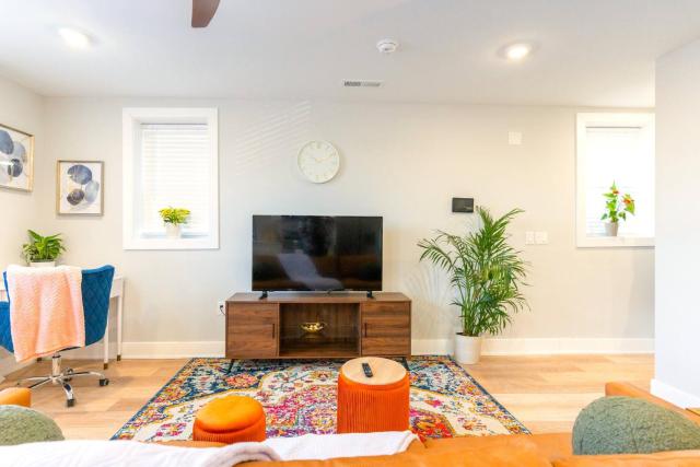 Elegant Urban Escape - 2 Bedrooms, 1 king Bed and 1 Queen Bed, Gated Private Entrance and Parking