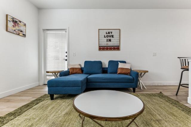 CozySuites Glendale by the stadium with pool 20