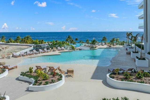 One Mambo 19, Beachfront Apartment