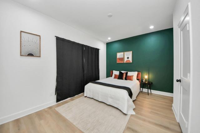 Stylish & Cozy Mins to Downtown With Backyard