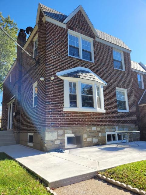Elegant Urban Escape - 2 Bedrooms, 1 king Bed and 1 Queen Bed, Gated Private Entrance and Parking