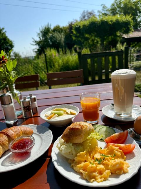 Landhotel Gut Wildberg mit Badeteich und großem Garten
