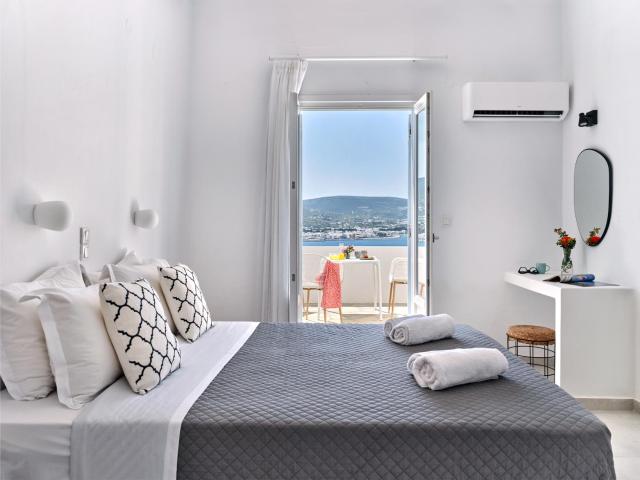 Akrotiri Hotel