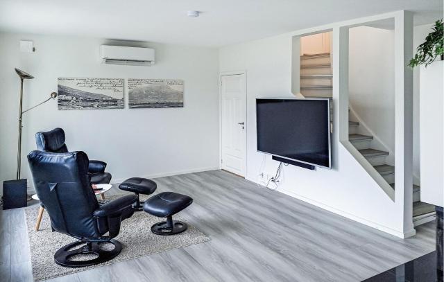 4 Bedroom Cozy Home In Hol I Tjeldsund