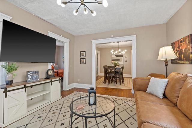 Modern Cozy 2BR Near Syracuse University, Destiny USA, Zoo & Downtown Syracuse