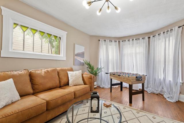 Modern Cozy 2BR Near Syracuse University, Destiny USA, Zoo & Downtown Syracuse