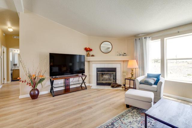 6 Mi to Downtown Pahrump: Scenic Desert Retreat