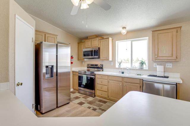 6 Mi to Downtown Pahrump: Scenic Desert Retreat