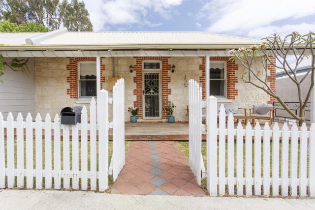 Charming Charles Pet Friendly Near Cafes and Beaches