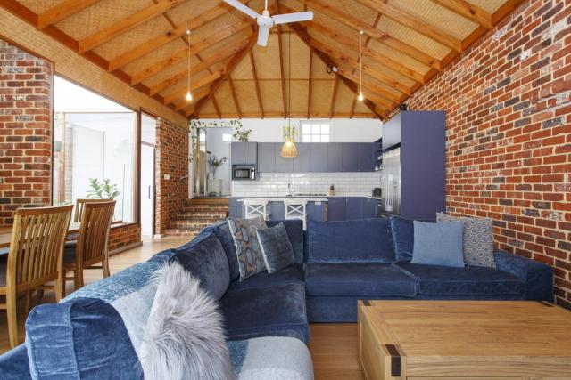 Charming Charles Pet Friendly Near Cafes and Beaches