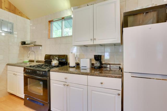 Screened Porch + Fire Pit: Cabin Near Bethel Woods