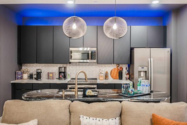 New PH Stay with Rooftop Lounge and Close to Broadway