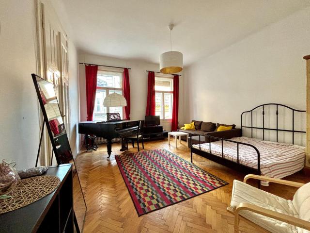 Grand Piano at Astoria