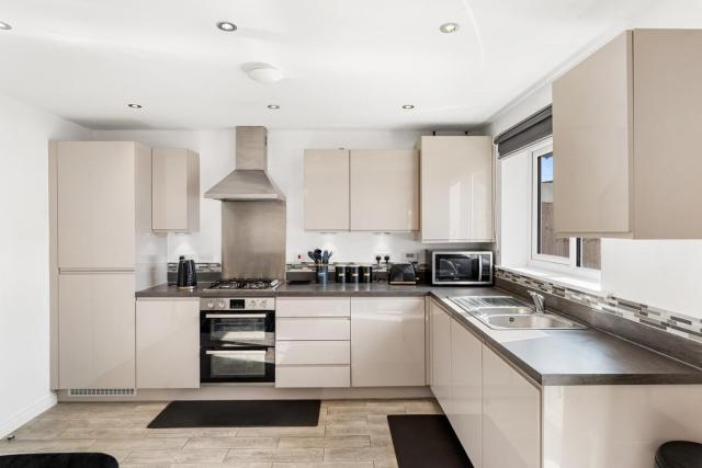 Spacious 4-Bed Home Near City Links