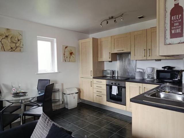 Stylish spacious 2 bed Apt Balcony Nr City Stadium