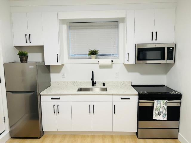 New and Modern 1 bedroom suite near beach